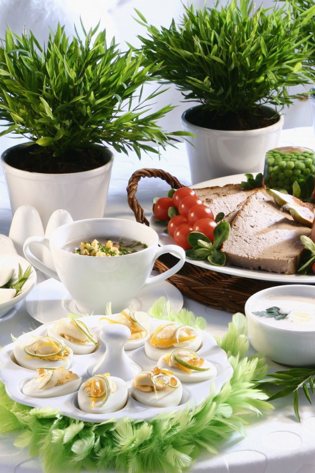 Праздничное угощение из яиц и овощей