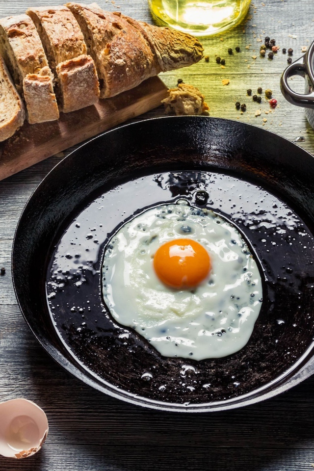 Глазунья с хлебом на завтрак