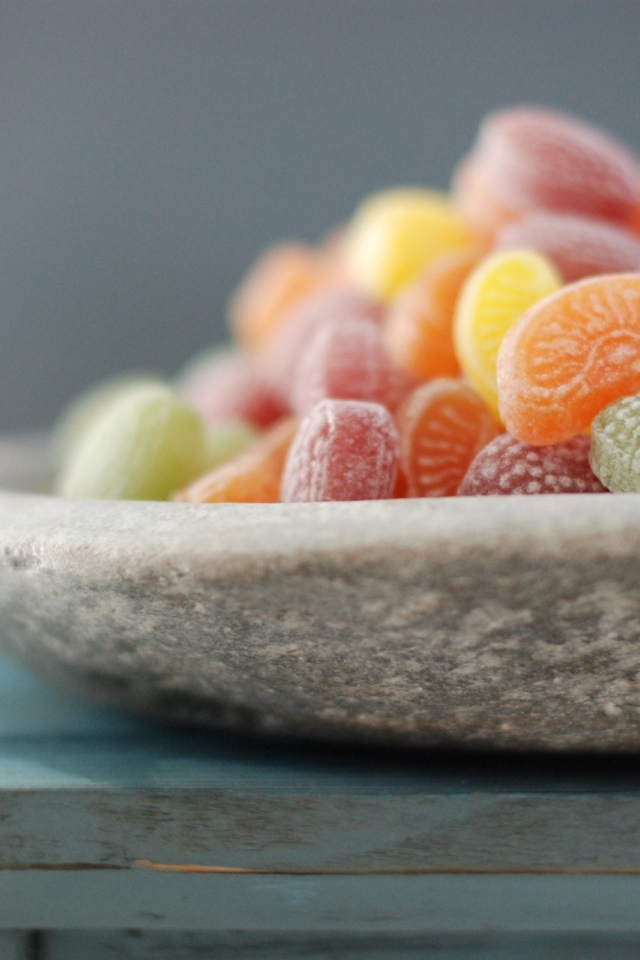 Фруктовые леденцы в каменном блюде