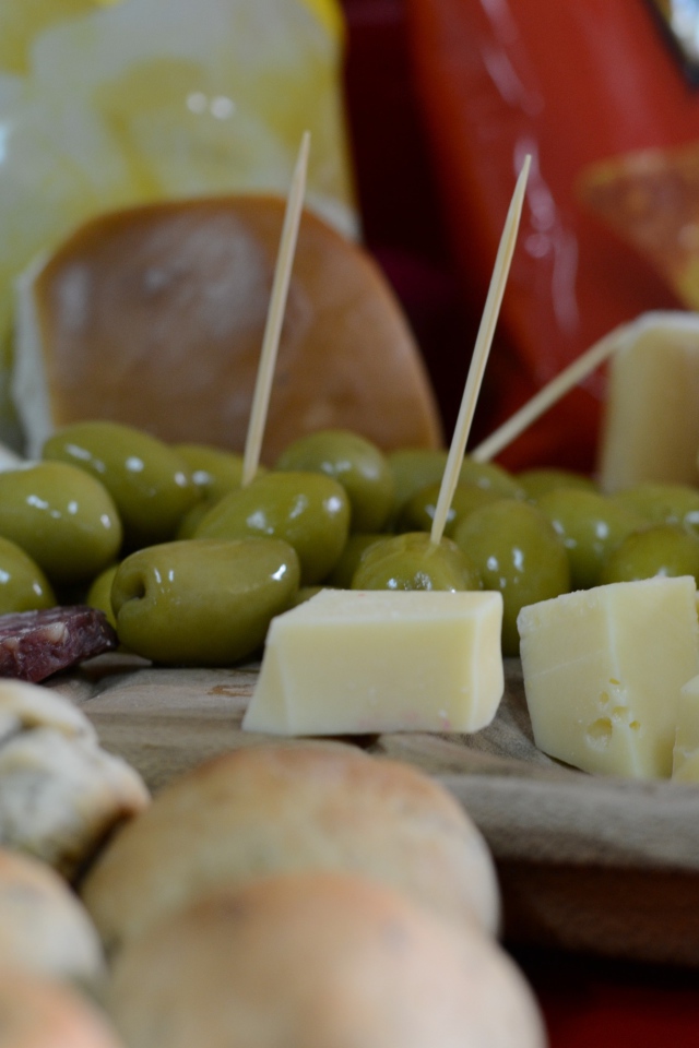 Кусочки сыра и оливки в качестве закуски