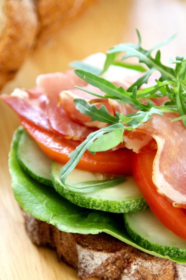 Бутерброд со свежими овощами и ветчиной