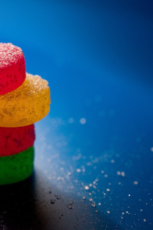 Стопка мармелада на голубой поверхности