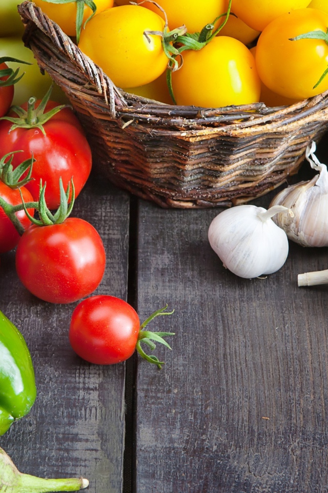 Овощи на деревянном столе