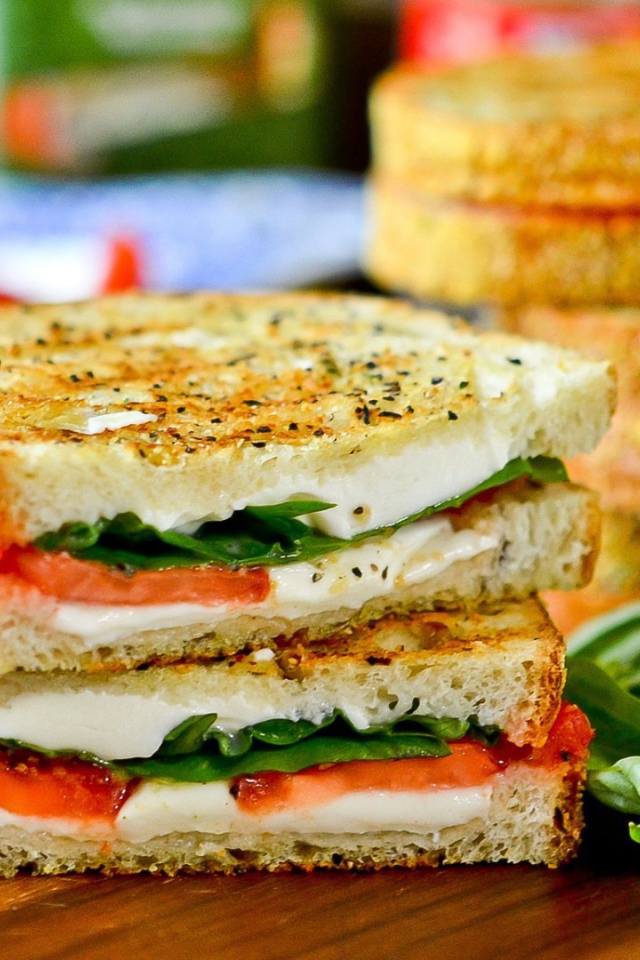 Теплые бутерброды с сыром и овощами