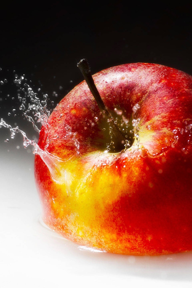 Яблоко падает в молоко