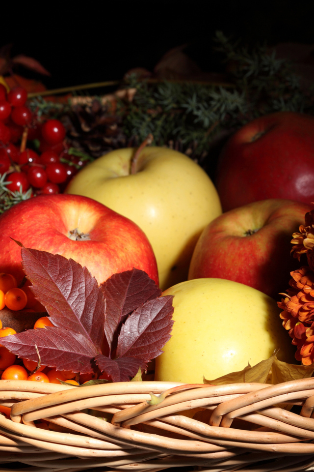 Яблоки и ягоды в корзине