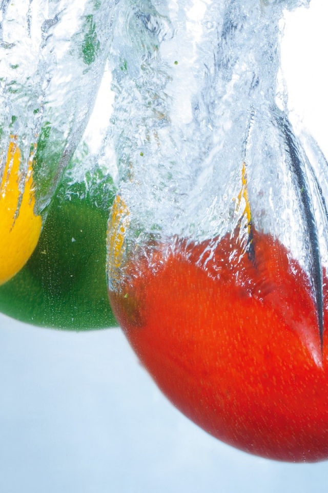 Яркие фрукты в воде