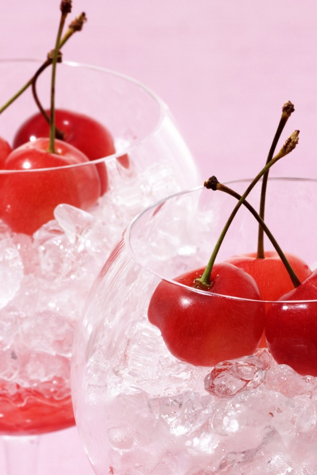 Вишни в бокалах со льдом