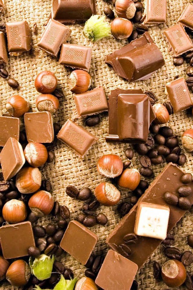 Шоколад и орехи на мешковине