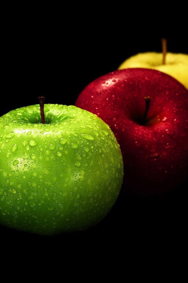 Капли воды на яблоках разного цвета