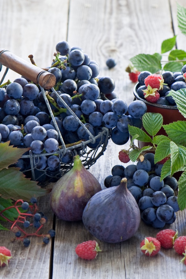 Инжир с ягодами