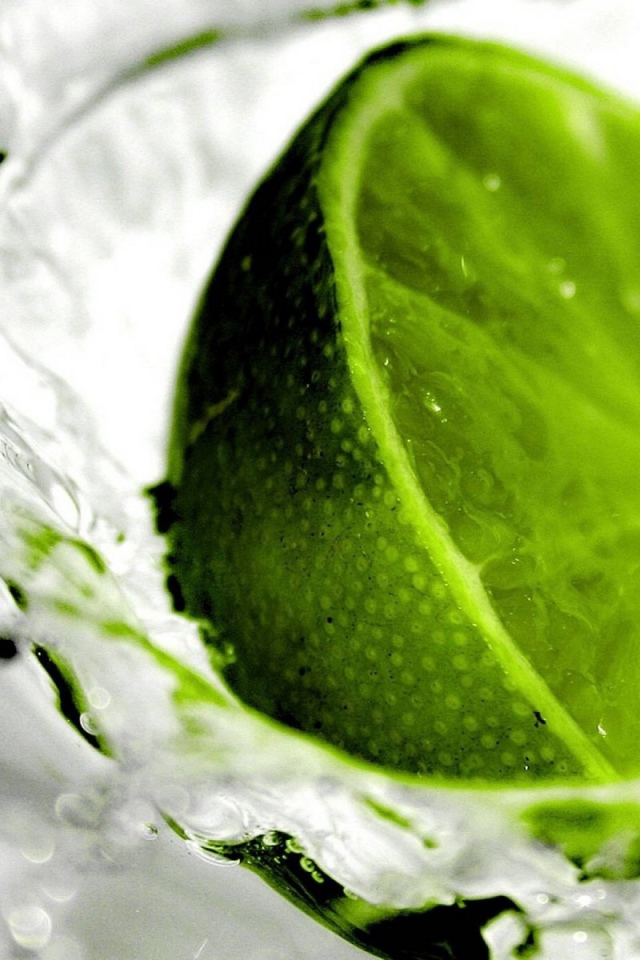 Половинка лайма в воде