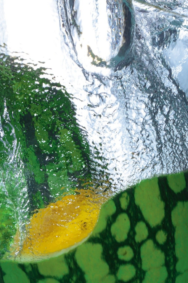 Половинки арбуза в воде