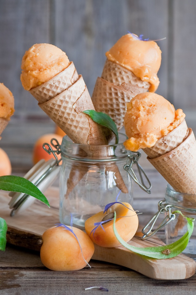 Мороженое из абрикос в рожках