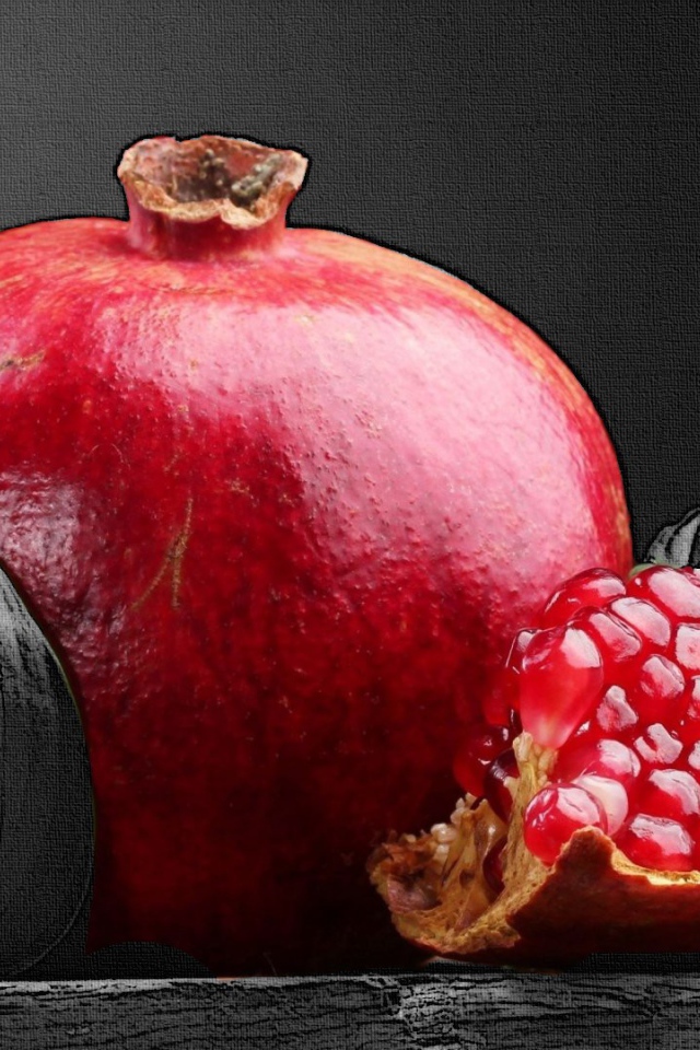 Сочный гранат на черном фоне