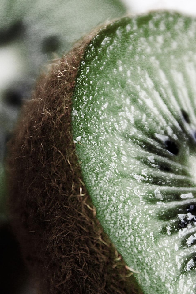 Разрезанный пополам киви