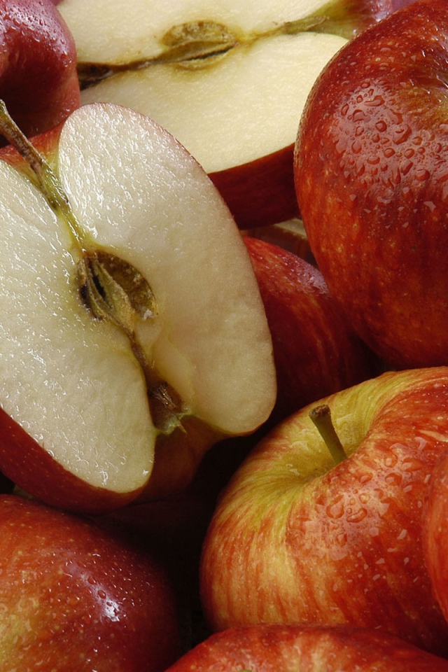 Влага на красных яблоках