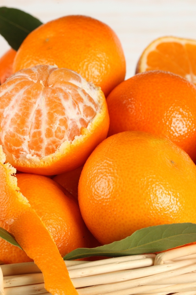 Апельсины в соломенной корзине