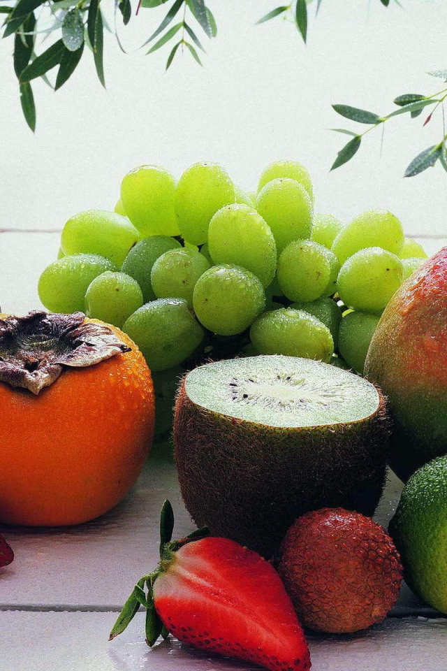 Богатый стол с экзотическими фруктами