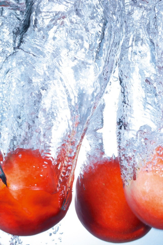 Спелые персики в воде