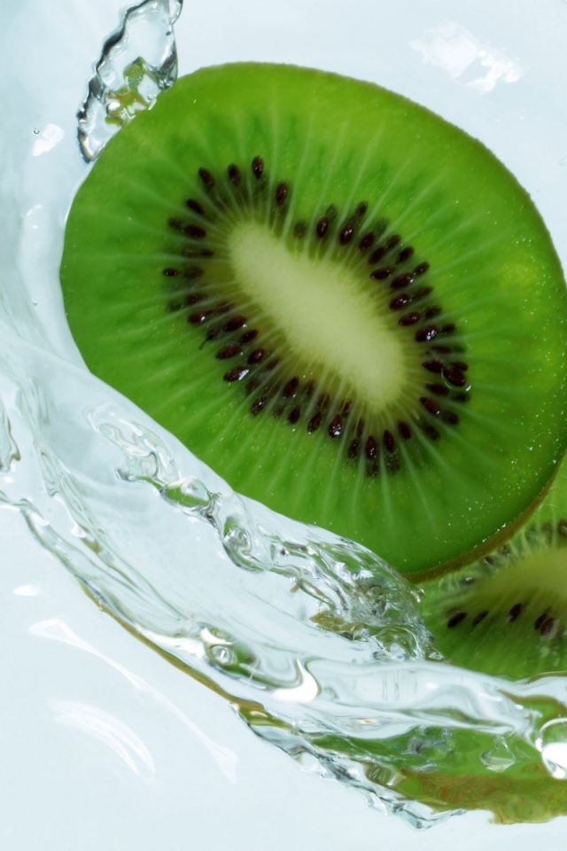 Ломтики киви в воде