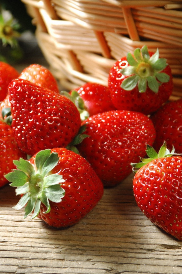 Клубника у соломенной корзины