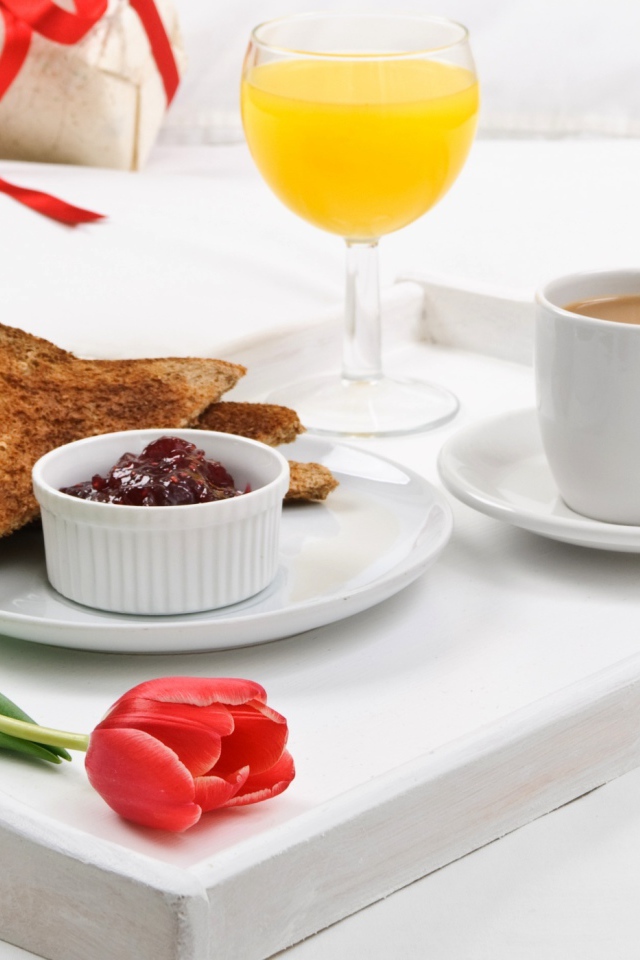 Завтрак на белом подносе