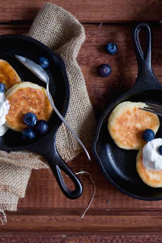 Оладьи с кремом и черникой