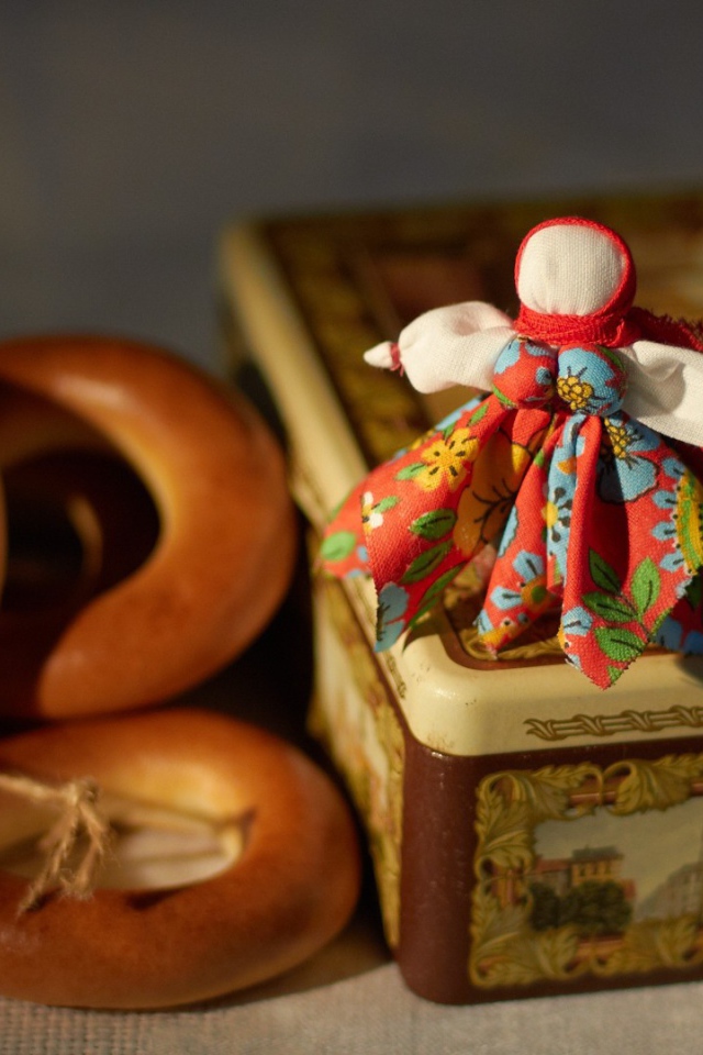 Несколько бубликов и коробка с чаем