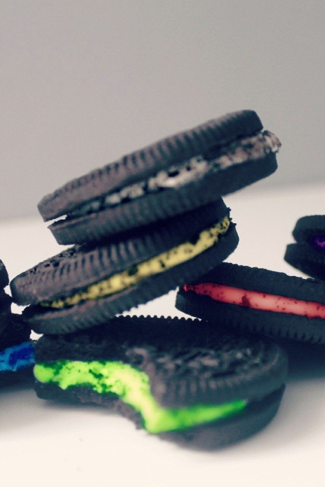 Печенье черного цвета с яркой начинкой