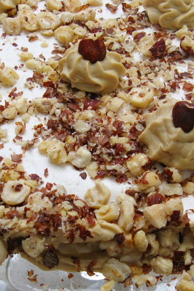 Торт, посыпанный орехами