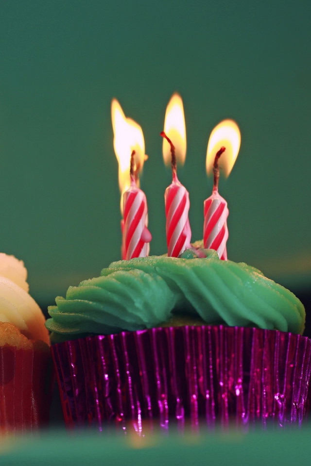 Свечи в праздничных кексах