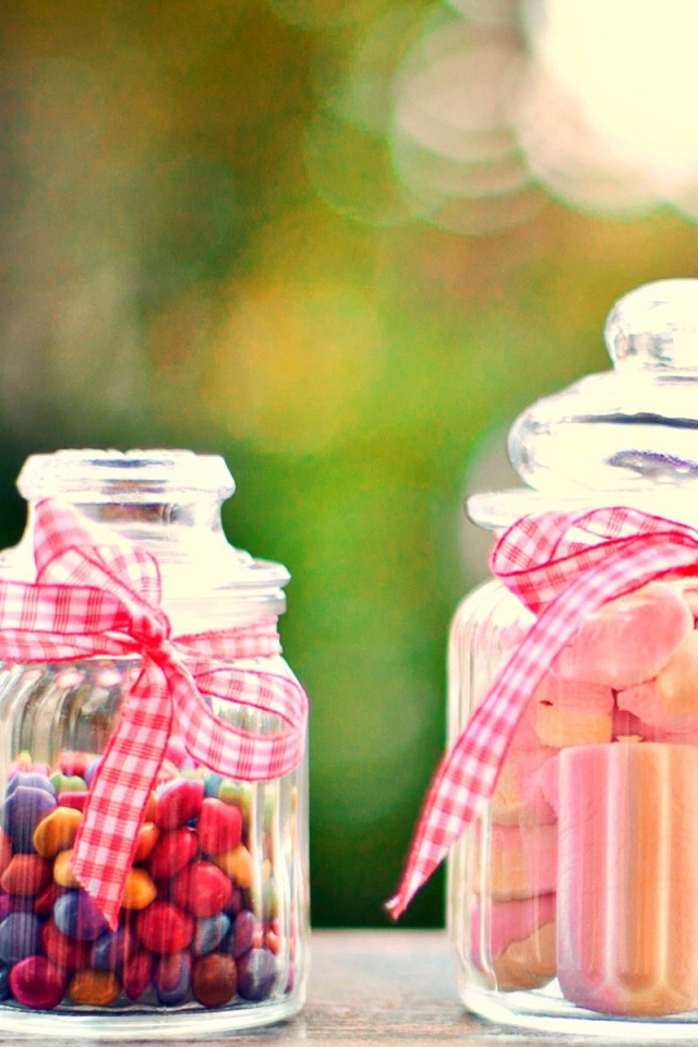 Конфеты в банках, повязанных лентой