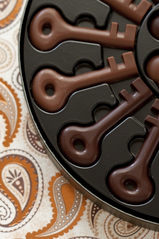 Конфеты из шоколада в форме ключей и сердец