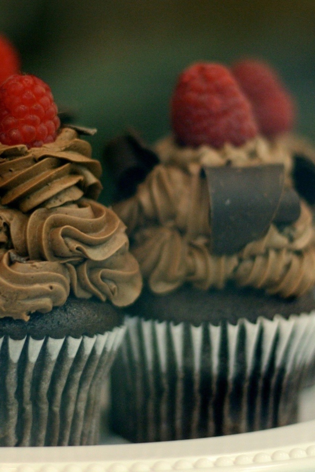 Шоколадные кексы с кофейным кремом и ягодами