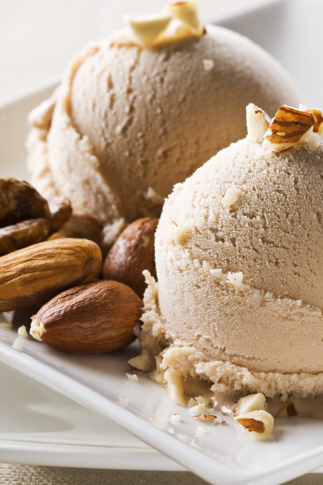 Кофейное мороженое с орехами