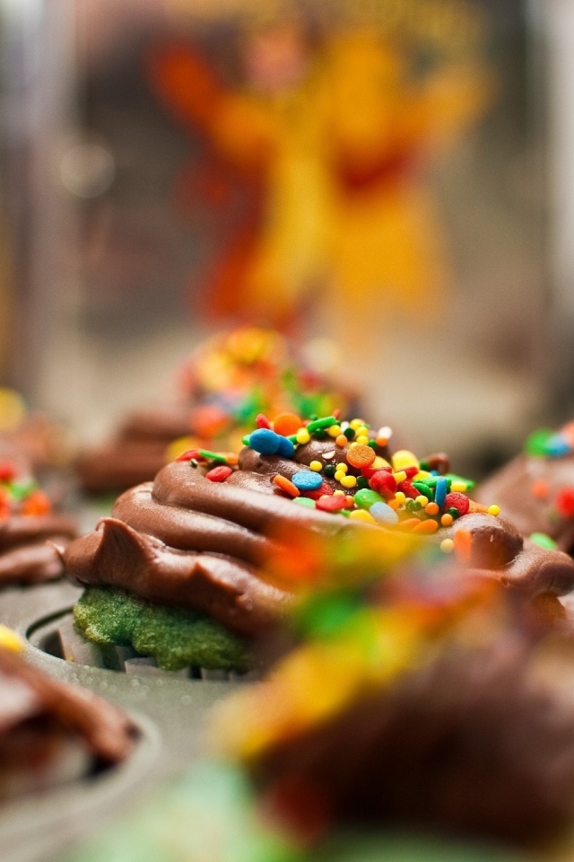 Цветная посыпка на шоколадных кексах