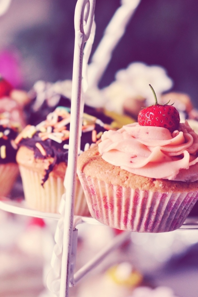 Фруктовые кексы на столе