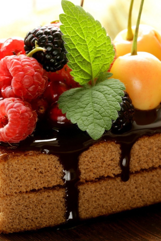 Ягоды и фрукты на шоколадном бисквите