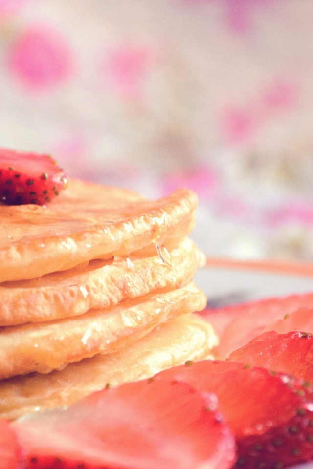 Блинчики с кусочками клубники