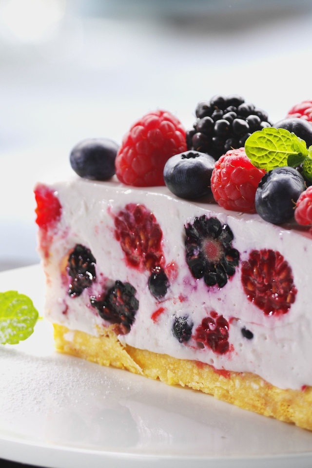 Пирог из творожного желе с ягодами