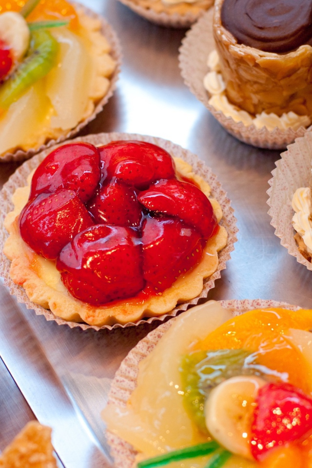 Выбор десертов на столе