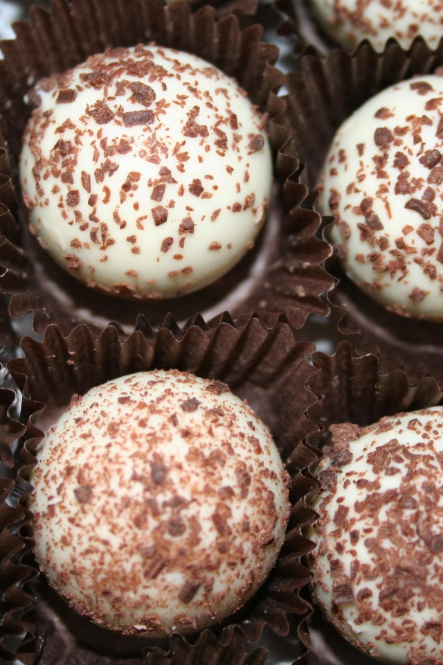 Белые конфеты с шоколадной посыпкой