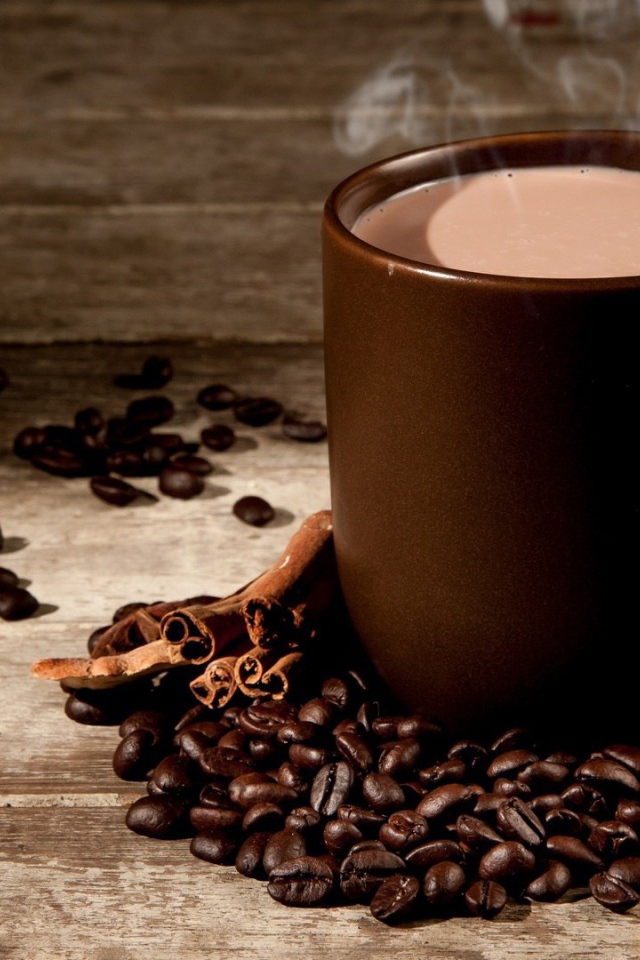 Чашка свежего ароматного кофе с ванилью