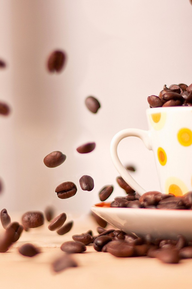 Чашка с кофе в зернах