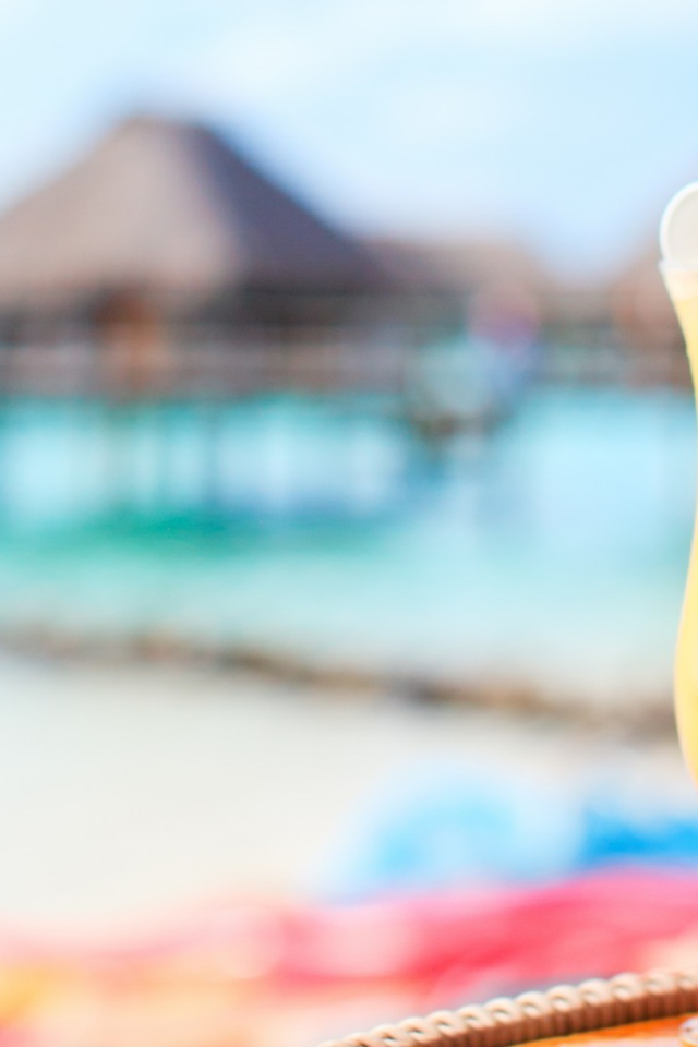 Яркие тропические коктейли с трубочками