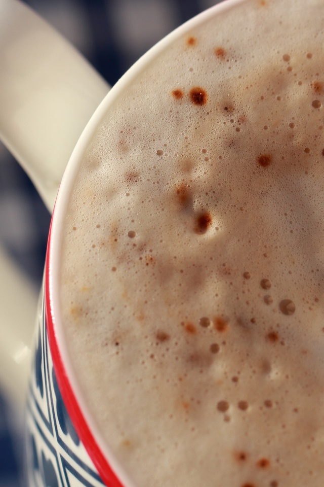 Коричневые точки на пенке кофе