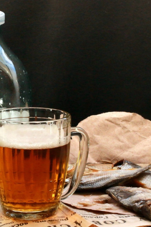 Банка пива с сушеной рыбой