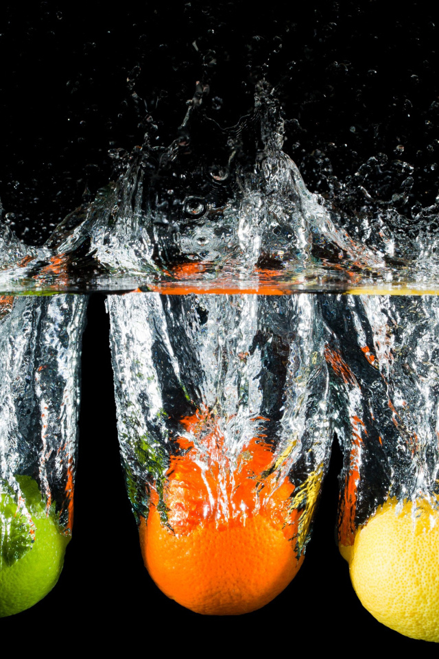 Цитрусы в брызгах воды