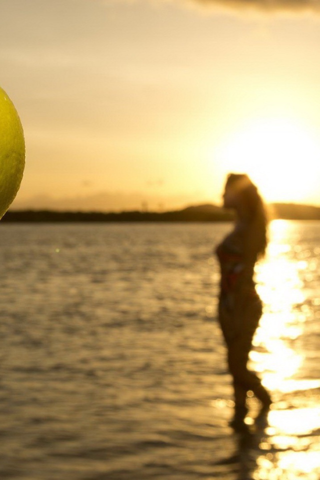 Коктейль с фруктами на вечернем пляже